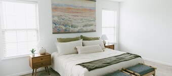 "The Kearney" BRIGHT MODERN STAY w/ Yard - 3BR