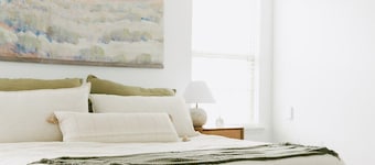 "The Kearney" BRIGHT MODERN STAY w/ Yard - 3BR