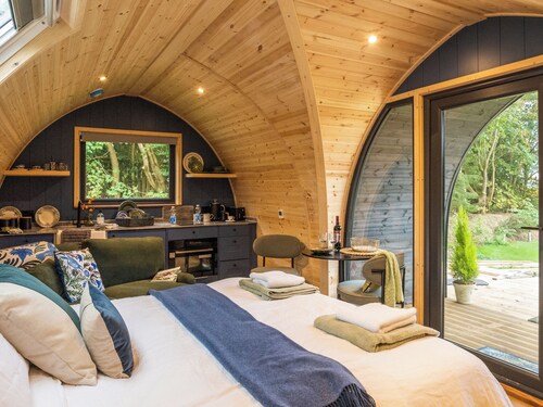Peace and quiet, sat in the middle of your own field with a private hot tub.