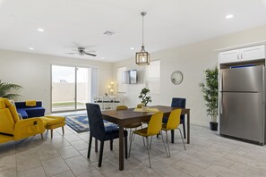 Dining - Newly built spacious 🏠 in  💛of PHX, right by Chase Field & Convention, bars 💃 && (Phoenix)