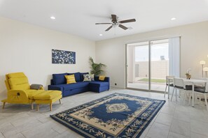 Interior - Newly built spacious 🏠 in  💛of PHX, right by Chase Field & Convention, bars 💃 && (Phoenix)