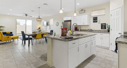 Newly built spacious 🏠 in 💛of PHX, right by Chase Field & Convention, bars 💃 &&