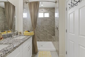 Combined shower/bathtub, hair dryer, towels, soap - Newly built spacious 🏠 in  💛of PHX, right by Chase Field & Convention, bars 💃 && (Phoenix)