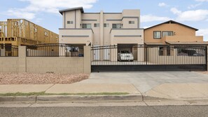 Exterior - Newly built spacious 🏠 in  💛of PHX, right by Chase Field & Convention, bars 💃 && (Phoenix)