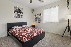 3 bedrooms, desk, iron/ironing board, travel cot - Newly built spacious 🏠 in  💛of PHX, right by Chase Field & Convention, bars 💃 && (Phoenix)