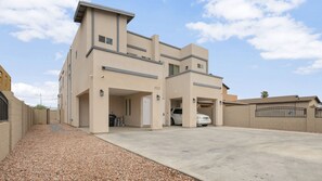 Exterior - Newly built spacious 🏠 in  💛of PHX, right by Chase Field & Convention, bars 💃 && (Phoenix)