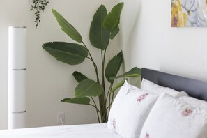 3 habitaciones, escritorio y tabla de planchar con plancha 