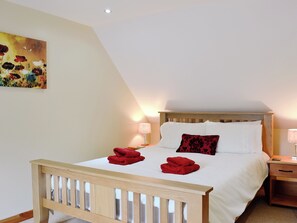 2 bedrooms, free Internet, bed sheets