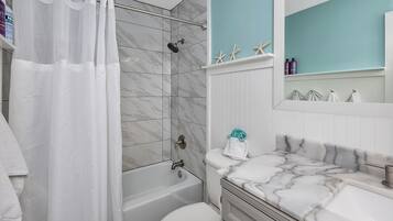 Ensemble douche/baignoire, sèche-cheveux, serviettes fournies, shampoing