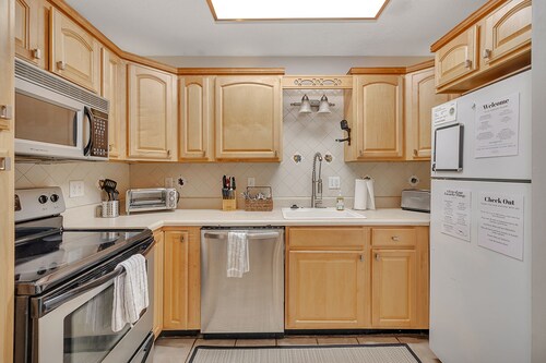 Swim, bike, relax: South Side Condo near East Beach with 4 bikes included