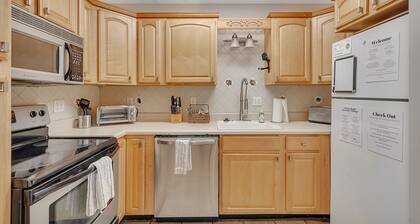 Swim, bike, relax: South Side Condo near East Beach with 4 bikes included