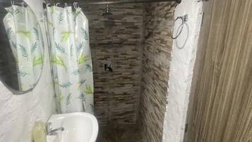 Douche, serviettes fournies, savon, papier toilette