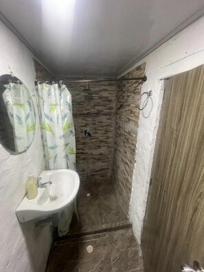 Shower, towels, soap, toilet paper - Hospedaje los Paisas Villa de Leyva (Villa de Leyva)