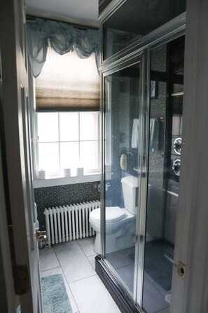 Bathroom - Saratoga Gem 6bed/5bath walk to the track, Broadway, congress park (Saratoga Springs)