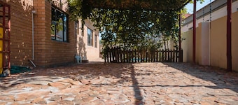 Home with Lovely Private Ensuite Rooms (4adults) Swimming Pool 5mins to Airport