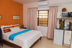 2 quartos, escrivaninha, ferros/tábuas de passar roupa