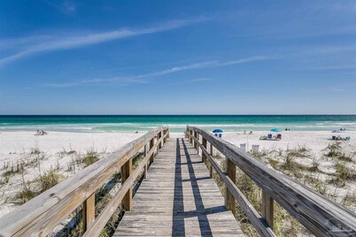 Cozy Beachside Condo sleeps 8! Mins from sand+pool.
