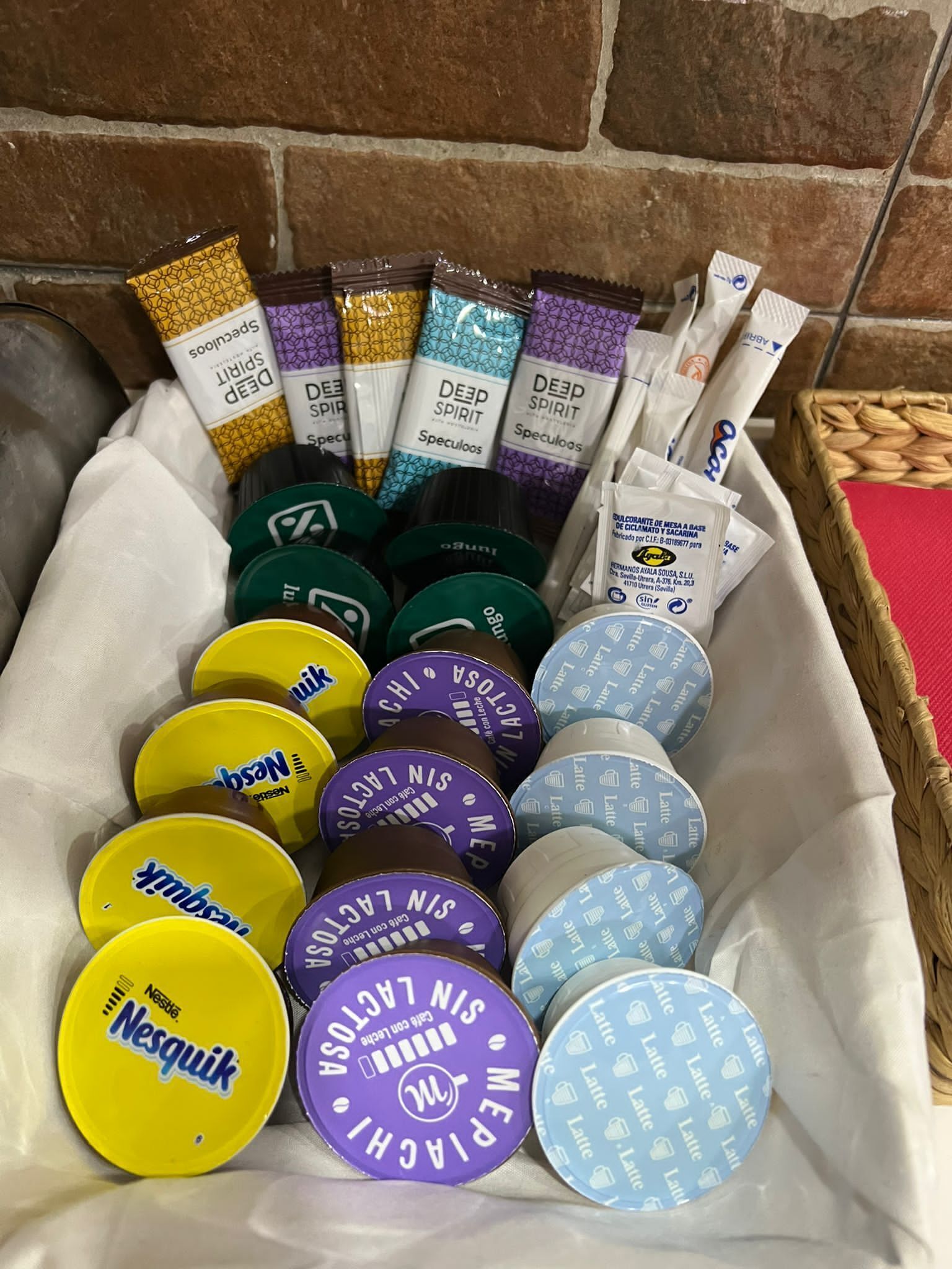 Badewanne, Handtücher, Shampoo, Toilettenpapier