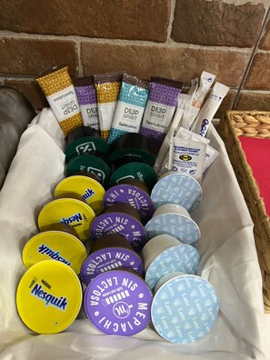 Bañera, toallas, champú y papel higiénico