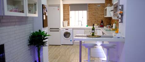 冰箱、微波炉、烤箱、炉灶