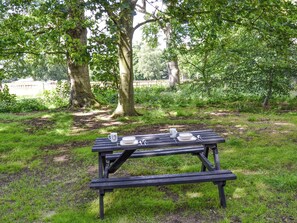Outdoor dining - Stylish with complete tranquillity, the perfect place to relax and unwind. (Cantley)
