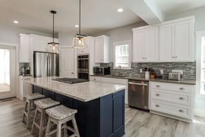 Fridge, microwave, oven, stovetop - Luxurious169 Jacana w/Gourmet Kitchen- steps to beach and bike path Spa Elevator (Hilton Head Island)