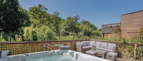Outdoor spa tub