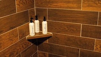Douche, sĂšche-cheveux, serviettes fournies, savon