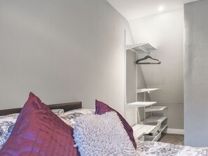 1 bedroom, free WiFi, bed sheets - Relax at this peaceful apartment, just a stone’s throw from Cannock Chase. (Hednesford, near Cannock)