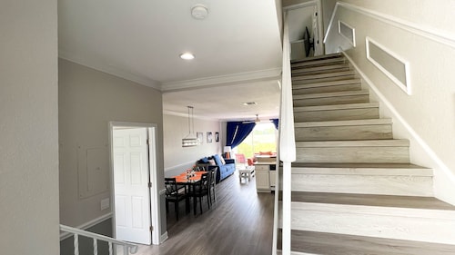 Perfect family two story Villa 8 near SeaWorld