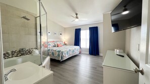 Een bad/douchecombinatie, een bubbelbad, een haardroger, handdoeken