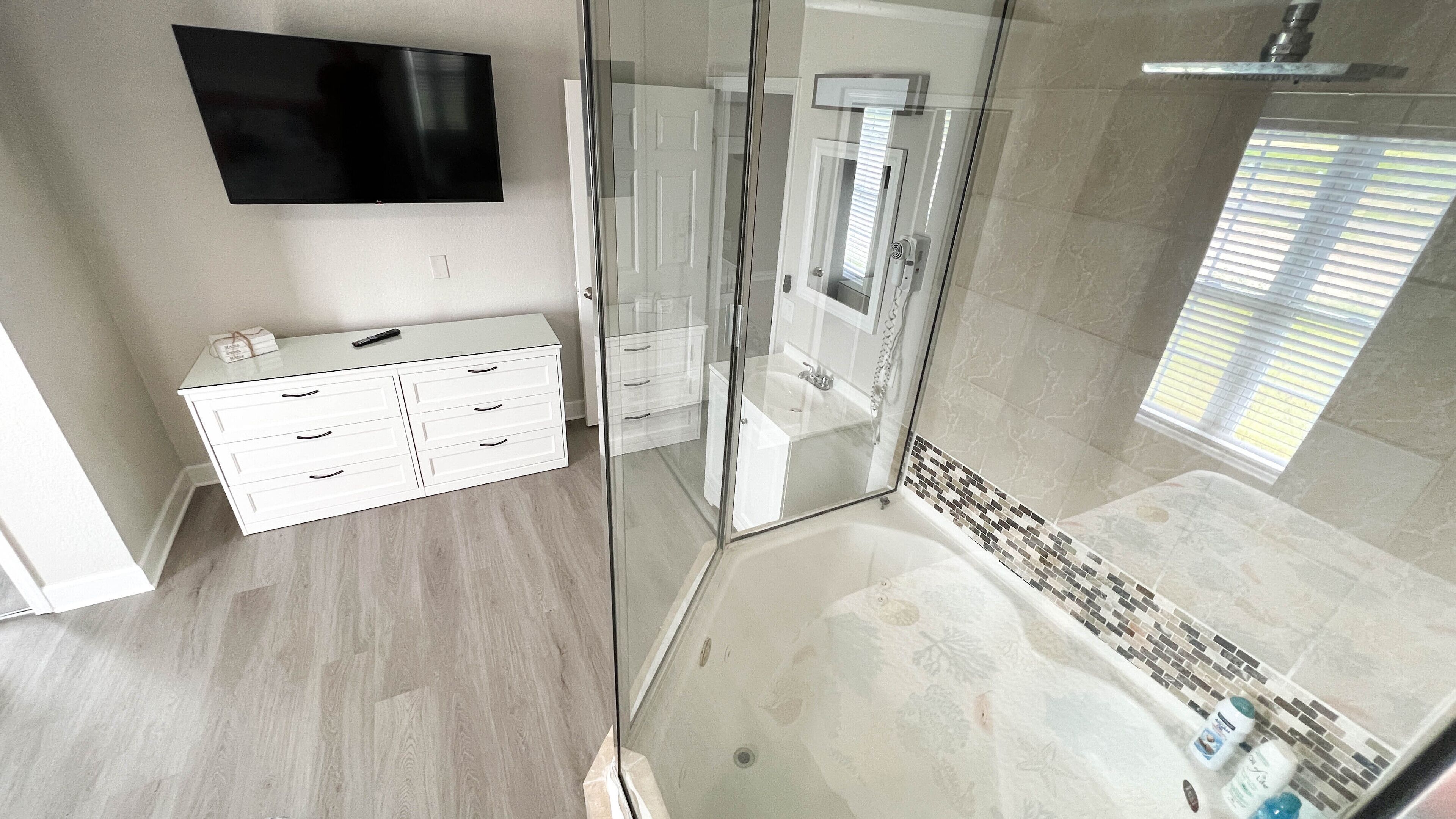 Combined shower/tub, jetted tub, hair dryer, towels