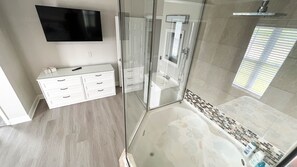 Ensemble baignoire-douche, baignoire à remous, séchoir à cheveux