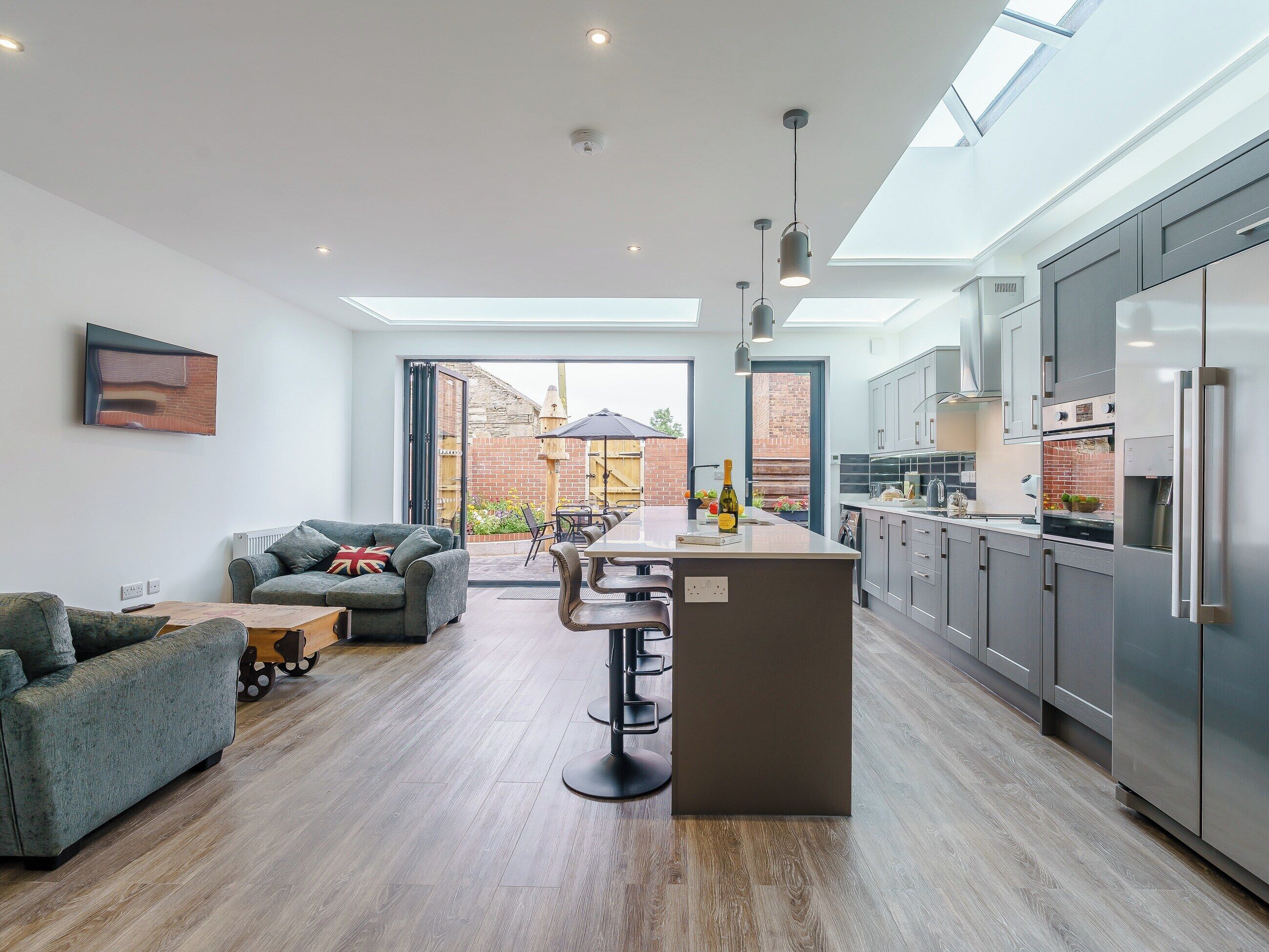 Een vaatwasser, een kinderstoel, een diepvriezer