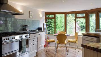 Réfrigérateur, micro-ondes, lave-vaisselle, chaise haute