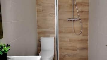 SĂšche-cheveux, serviettes fournies