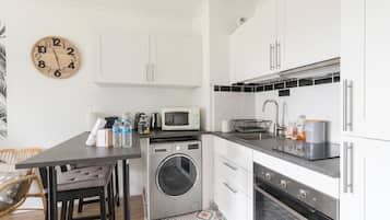 Réfrigérateur, micro-ondes, four