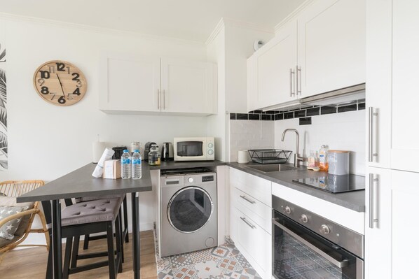 Refrigerador, microondas y horno 