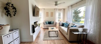 Serene Cottage with view of Green Lake