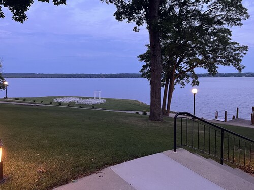 Serene Cottage with view of Green Lake