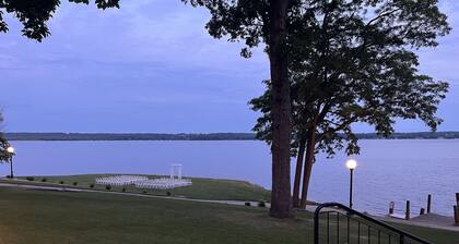 Serene Cottage with view of Green Lake