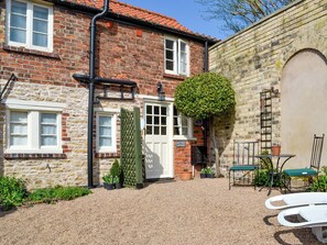 Outdoor dining - 4 bedroom accommodation in Nordham, near Beverley (Nordham, near Beverley)