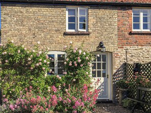 Exterior - 4 bedroom accommodation in Nordham, near Beverley (Nordham, near Beverley)