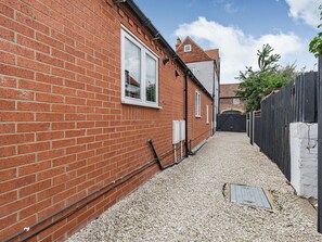 المنطقة المحيطة بالمنشأة