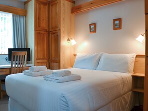 2 bedrooms, WiFi (free), bed sheets