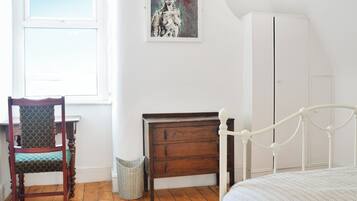 5 bedrooms, free WiFi, bed sheets