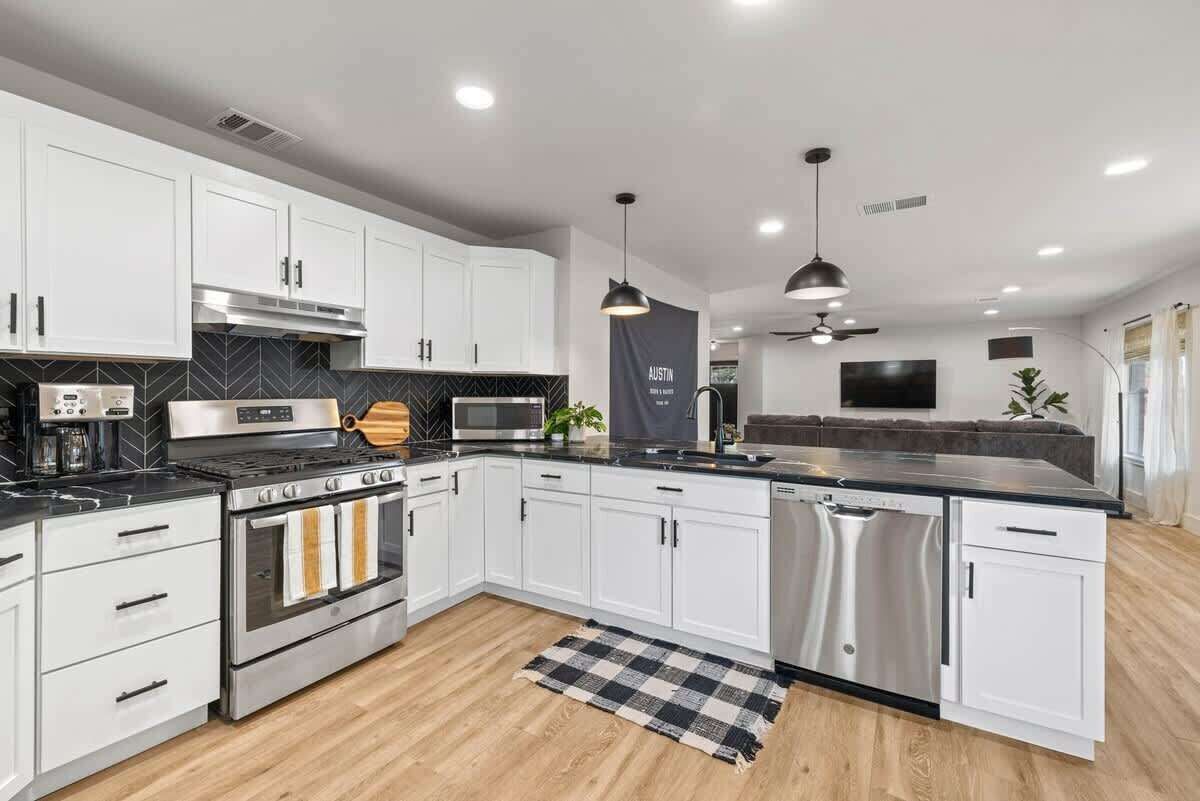 Kylskåp, mikrovågsugn, ugn och spishäll