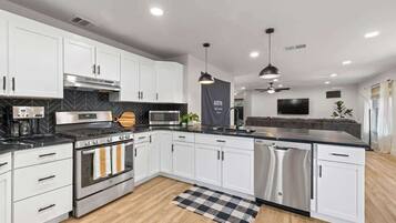 KylskÄp, mikrovÄgsugn, ugn och spishÀll