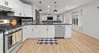 Family Home w/ Hotub, Game Room Sleeps 10 & Pets