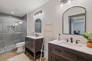 Suihkun ja ammeen yhdistelmä, hiustenkuivaaja, pyyhkeet, saippua